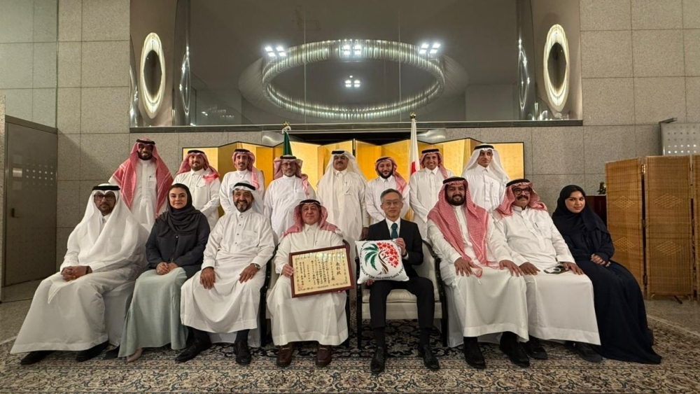 سفير اليابان لدى المملكة يكرِّم طارق عبد الهادي القحطاني، الرئيس المشارك لمجلس الأعمال السعودي – الياباني
